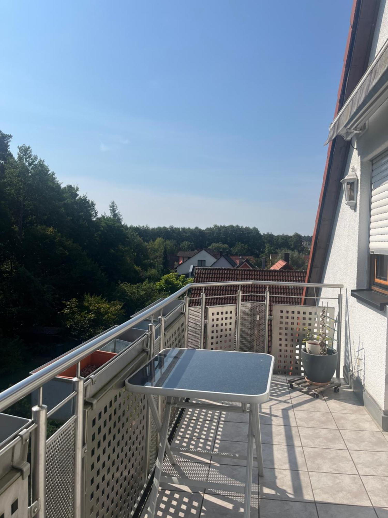 Sonniges Dachzimmer Feucht Exterior photo