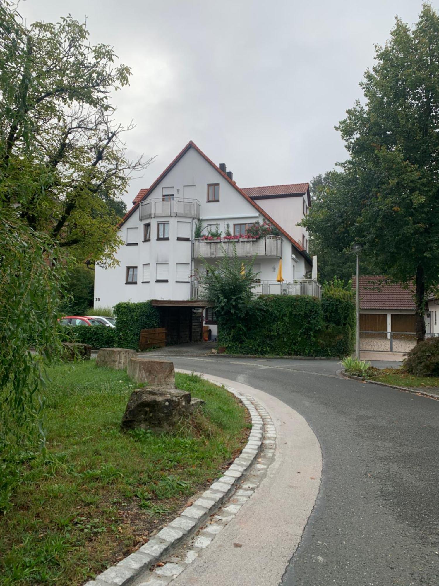 Sonniges Dachzimmer Feucht Exterior photo
