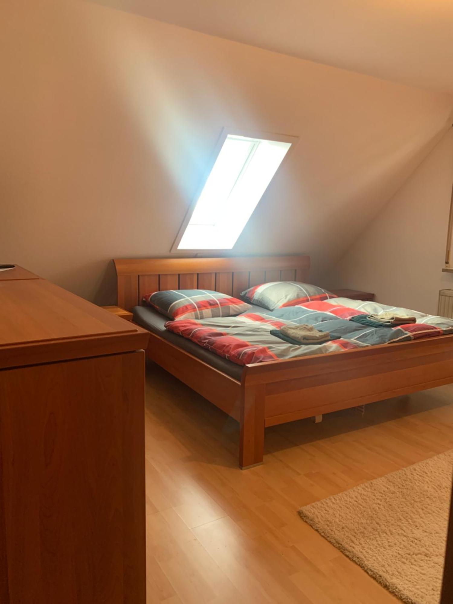 Sonniges Dachzimmer Feucht Exterior photo